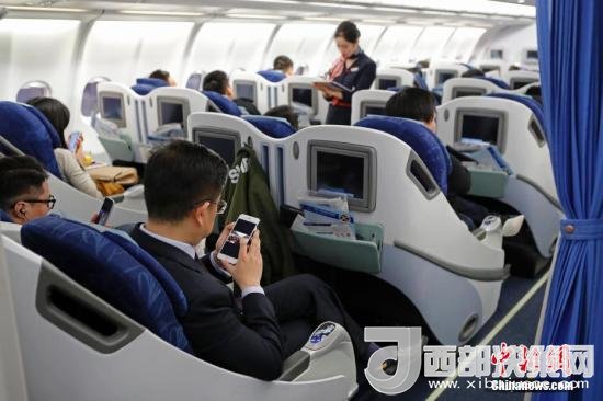 在東航MU5137航班上，旅客全程在飛行模式下可以使用手機(jī)。殷立勤 攝