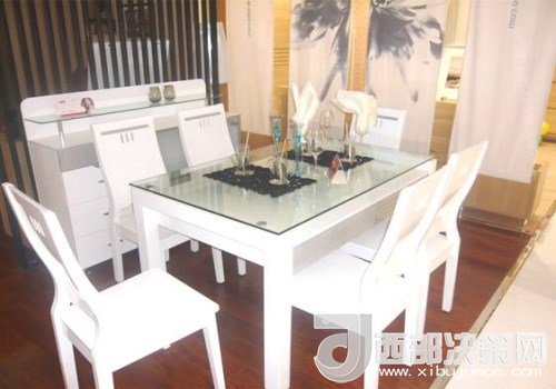 喜歡白色餐桌 但椅子該如何搭配？