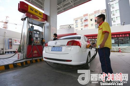 資料圖：山西太原，加油站工作人員正在給車輛加油?！堅?攝