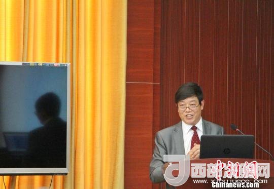圖為中南大學教授歐陽友權在現(xiàn)場作了題為“我國文化產(chǎn)業(yè)發(fā)展的三大拐點與高校的責任”報告?！≮w曉 攝
