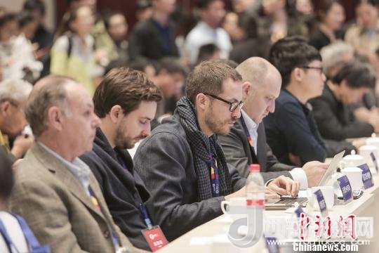 河北工業(yè)設(shè)計(jì)創(chuàng)新中心(以下簡稱HIDC)啟動儀式暨“設(shè)計(jì)促轉(zhuǎn)型·創(chuàng)新贏未來”國際工業(yè)設(shè)計(jì)工作坊26日在河北省省會石家莊市舉行。圖為與會各國設(shè)計(jì)師?！⌒ば?攝