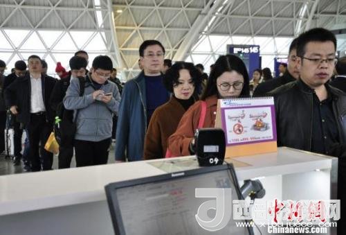 圖為旅客等待進(jìn)入客艙?！慰∶?攝