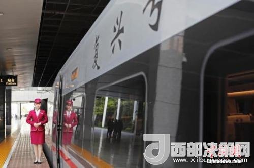 資料圖：4月10日，列車員在“復(fù)興號(hào)”列車旁迎接旅客的到來。 <a target='_blank'  data-cke-saved- >中新社</a>記者 殷立勤 攝