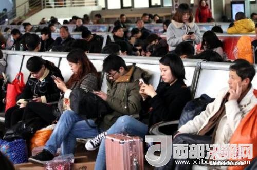 資料圖：移動(dòng)互聯(lián)網(wǎng)時(shí)代，旅客都拿著手機(jī)打發(fā)時(shí)間。<a target='_blank' >中新社</a>記者 王中舉 攝