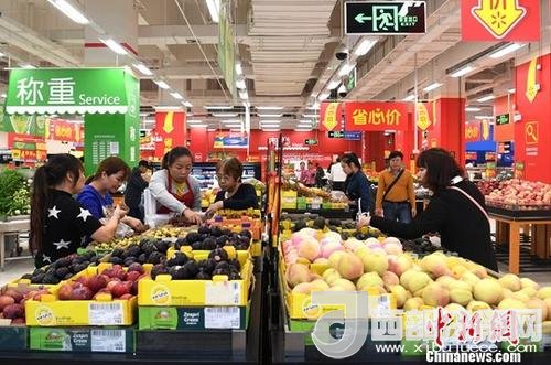 資料圖：民眾在超市選購水果。<a target='_blank'  data-cke-saved- >中新社</a>記者 俞靖 攝