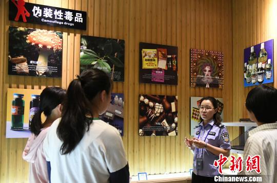 山西省司法行政戒毒系統(tǒng)積極面向社會(huì)開展禁毒警示教育。　　　王建軍 攝