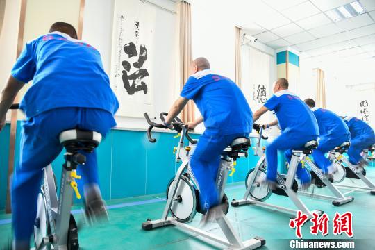 山西省戒毒人員正在進(jìn)行身體鍛煉。　王建軍 攝