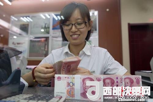 7月5日，山西太原一銀行工作人員正在清點(diǎn)貨幣。人民幣對(duì)美元匯率中間價(jià)在經(jīng)歷了過去11個(gè)交易中的10次下調(diào)后終于迎來大漲。5日，中國(guó)外匯交易中心公布人民幣對(duì)美元匯率中間價(jià)報(bào)6.6180，較前一交易日大幅上調(diào)415個(gè)基點(diǎn)，創(chuàng)下自2017年10月11日以來的最大升幅。<a target='_blank' >中新社</a>記者 張?jiān)?攝