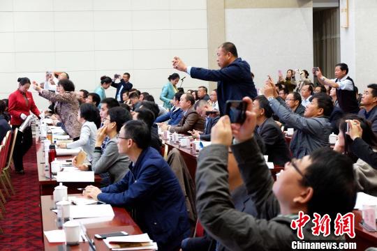 圖為與會嘉賓認(rèn)真聽取專家演講?！±铍h 攝