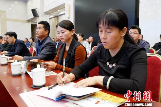 圖為與會嘉賓聆聽專家演講。　李雋 攝