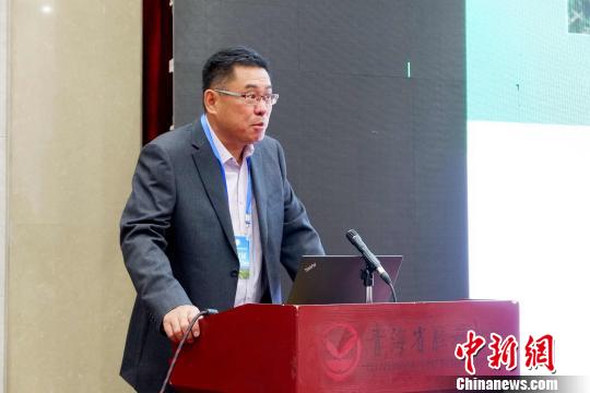 圖為青海省農(nóng)林科學(xué)院副院長、國家大麥青稞產(chǎn)業(yè)技術(shù)體系崗位科學(xué)家遲德釗正在發(fā)言?！±铍h 攝