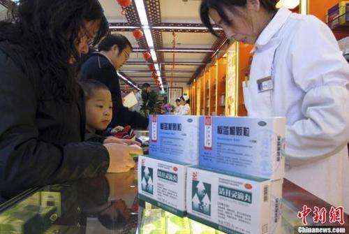 資料圖：北京一家老字號藥店內(nèi)，前來購買藥品的市民絡(luò)繹不絕。<a target='_blank'  data-cke-saved- ><p  align=