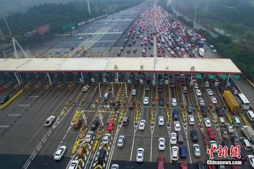資料圖：車輛通過(guò)收費(fèi)站。<a target='_blank'  data-cke-saved- ><p  align=