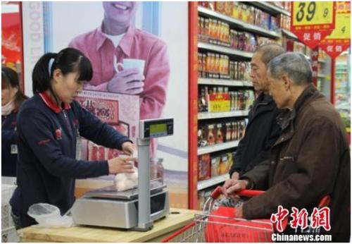 資料圖：在保定市北市區(qū)一家大型超市內(nèi)，促銷員正在為購(gòu)買雞蛋的市民稱量、打包。李芳華 攝