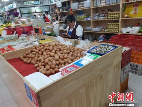 圖為菜市場(chǎng)里賣的雞蛋。 謝藝觀 攝