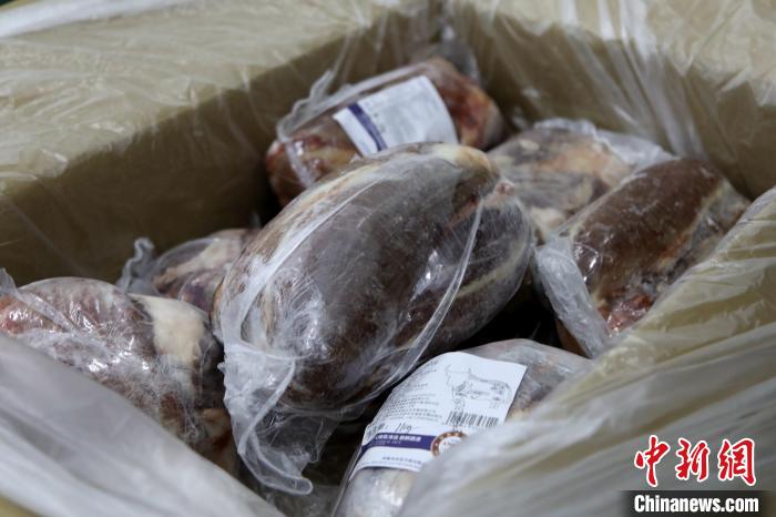 當(dāng)雄縣援鄂物資中的牦牛肉，圖中的為腱子肉，是牦牛肉中的“極品”?！‘?dāng)雄縣 供圖 攝
