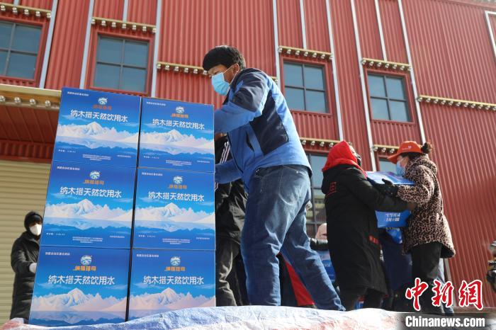 西藏當(dāng)雄給湖北荊州送去冰川礦泉水、牦牛肉等物資