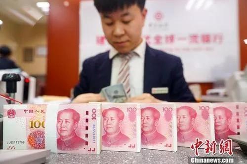 資料圖：一銀行工作人員清點貨幣。<a target='_blank'  data-cke-saved- >中新社</a>記者 張云 攝 