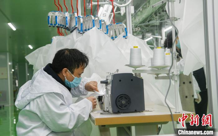 工人生產(chǎn)防護(hù)服，保障抗疫物資供應(yīng)。廣安市委宣傳部供圖