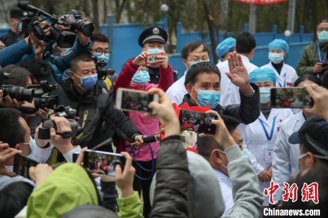 圖為貴州省最后一名新冠肺炎確診患者從貴州省將軍山醫(yī)院出院，患者與眾人揮手告別?！■暮陚?攝