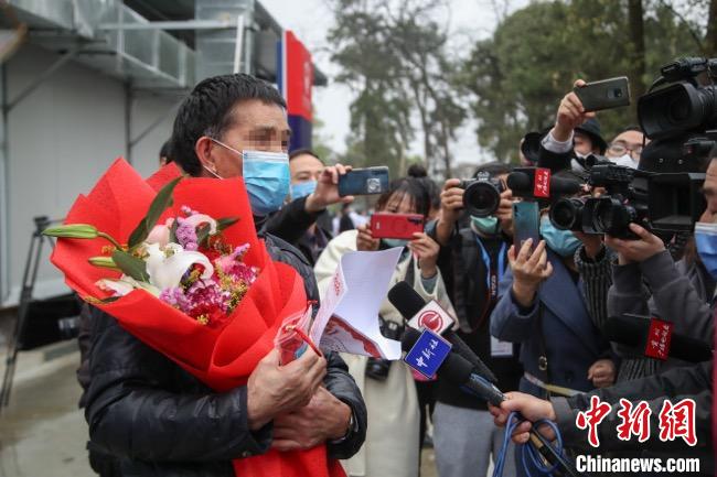圖為貴州省最后一名新冠肺炎確診患者從貴州省將軍山醫(yī)院出院，患者接受媒體采訪。　瞿宏倫 攝
