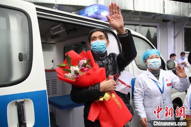 圖為貴州省最后一名新冠肺炎確診患者從貴州省將軍山醫(yī)院出院，患者與眾人揮手告別。　瞿宏倫 攝