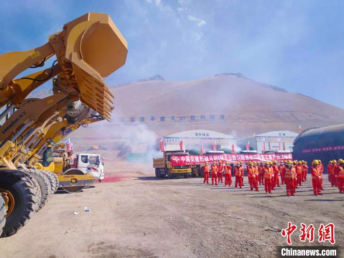 備受國(guó)內(nèi)外關(guān)注的G0711線烏魯木齊至尉犁高速公路建設(shè)項(xiàng)目天山勝利隧道復(fù)工“進(jìn)行時(shí)”?！￡悇︼w 攝