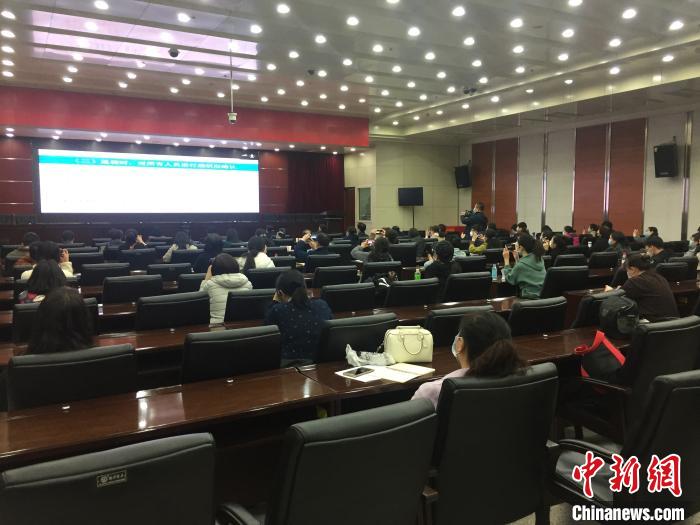 山西選派554名疫情防控指導(dǎo)員駐校指導(dǎo)高三年級(jí)開(kāi)學(xué)疫情防控。　高瑞峰 攝