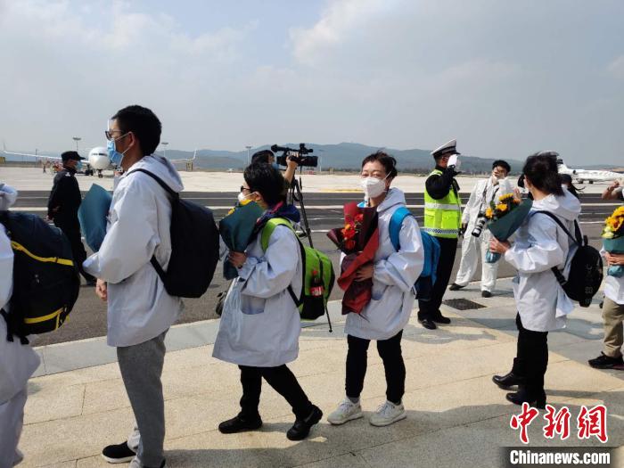圖為交警向醫(yī)療隊敬禮?！№n帥南 攝