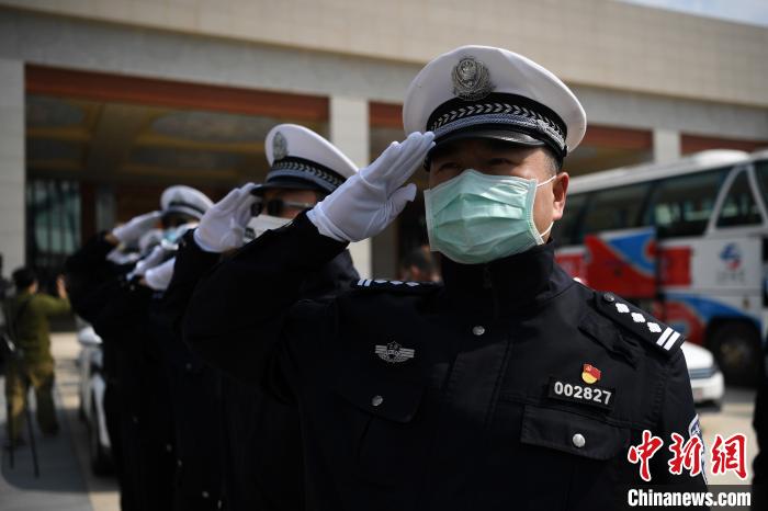 圖為交警們向醫(yī)療隊敬禮。　康平 攝