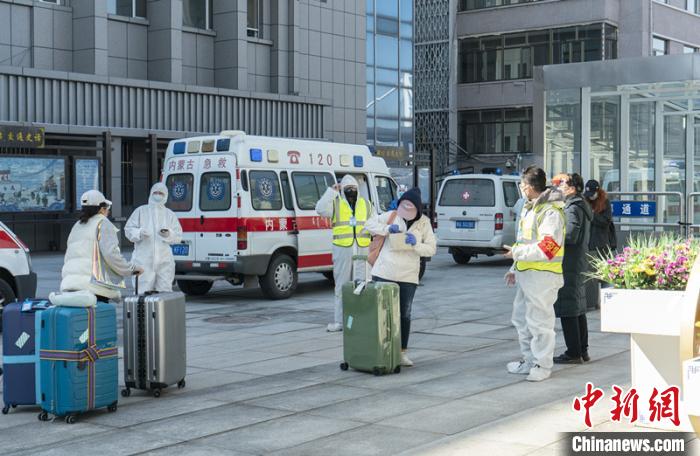 圖為呼和浩特車站“外防輸入”?！∠牧?攝