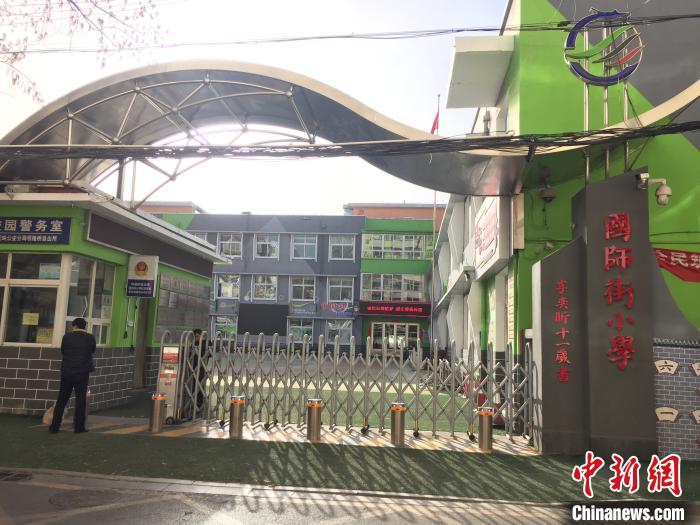 校門口設(shè)置臨時等候區(qū)，區(qū)域四周5米為禁行區(qū)?！「呷鸱?攝