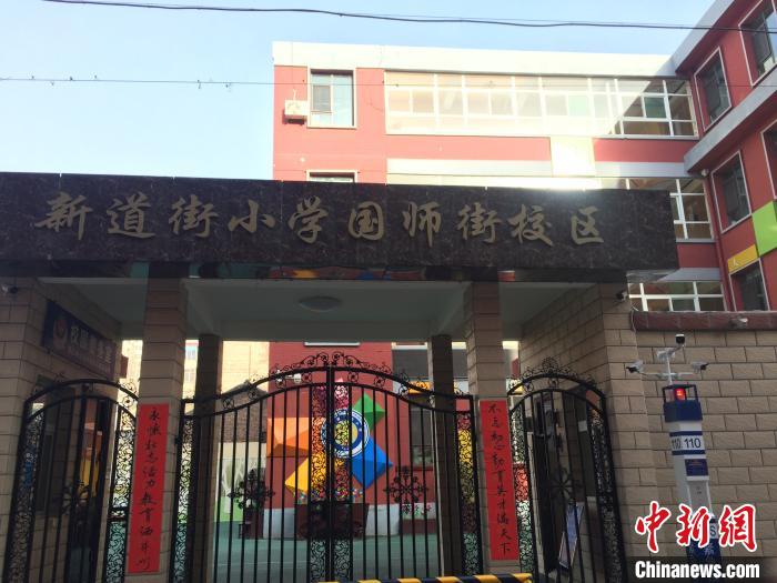 返校學(xué)生要到指定校門口報到，入校時需佩戴口罩，并進行身份核驗、實名登記、體溫檢測?！「呷鸱?攝