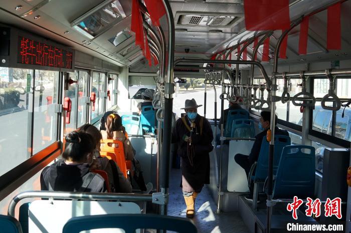 拉薩市民生活如常，圖為民眾戴口罩乘坐公交車?！〗w波 攝