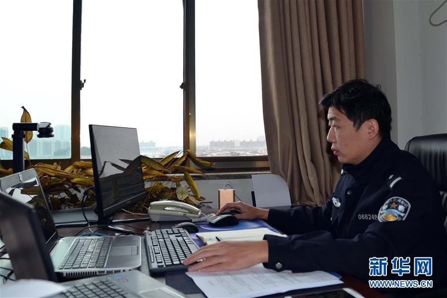 （習(xí)近平致敬的戰(zhàn)“疫”英雄·公安干警篇·圖文互動(dòng)）（8）他們，抗疫一線鑄警魂