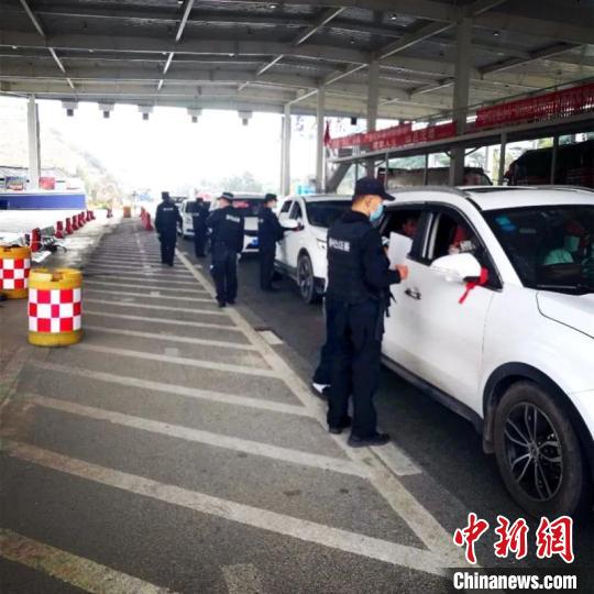 圖為云南一邊境檢查站防控疫情同時(shí)嚴(yán)防境外毒品滲透?！≡颇鲜」矎d供圖 攝