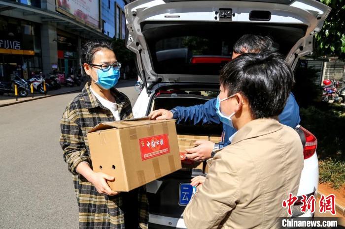 圖為昆明支援湖北醫(yī)護(hù)人員家庭收到“暖心蔬菜”。云南省委統(tǒng)戰(zhàn)部供圖