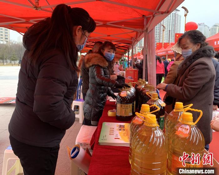 圖為市民們正在采購商品?！O睿 攝