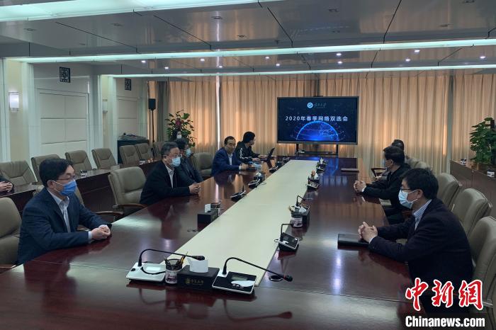 寧夏大學2020年春季首場綜合類“網(wǎng)絡雙選會”現(xiàn)場?！±钆迳?攝