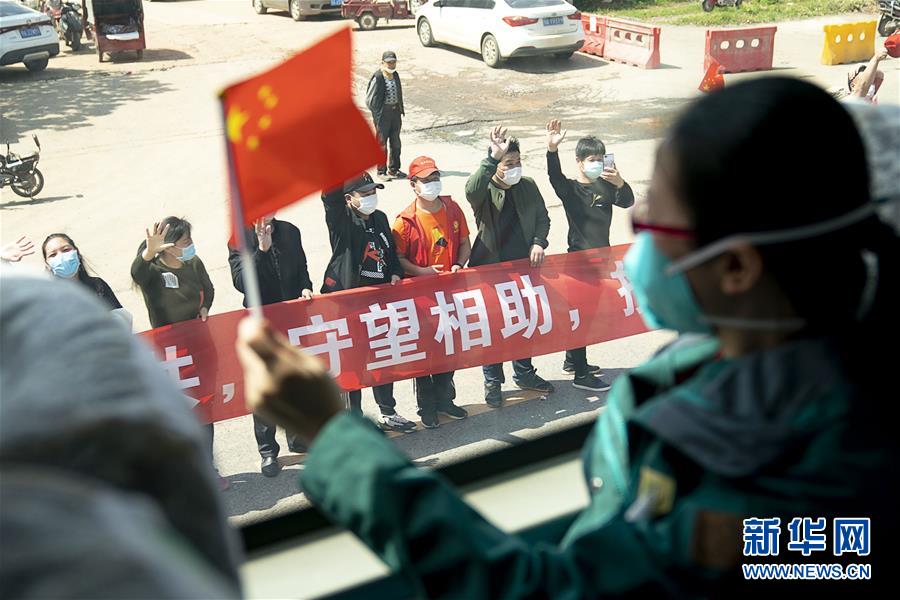 （聚焦疫情防控·圖文互動(dòng)）（1）分秒必爭(zhēng)！一切為了治病救人——中國(guó)抗疫生命至上的生動(dòng)實(shí)踐
