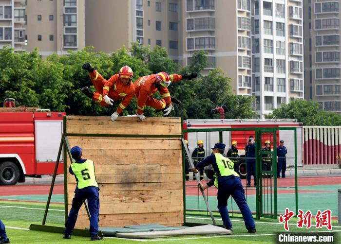 新消防員進(jìn)行消防障礙接力操展示?！⒅铱?攝