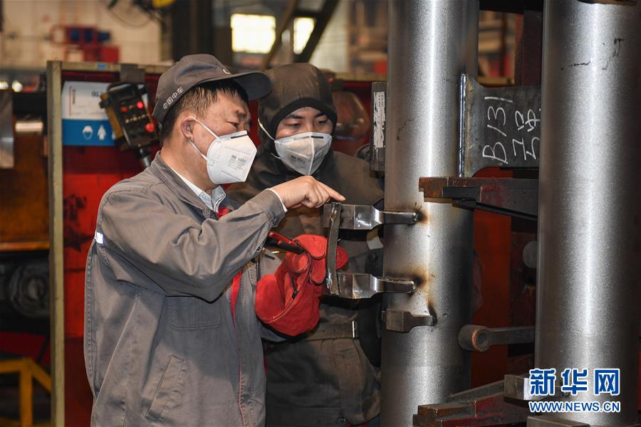 （在習近平新時代中國特色社會主義思想指引下——新時代新作為新篇章·習近平總書記關(guān)切事·圖文互動）（7）汗水的味道——記錄奮戰(zhàn)在復(fù)工復(fù)產(chǎn)一線的勞動者