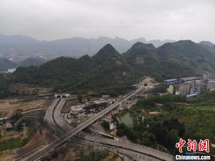 貴州省首條城際高速鐵路——安六鐵路開始聯調聯試。中國鐵路成都局集團公司供圖