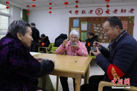 1月13日，志愿者為社區(qū)養(yǎng)老院送臘八粥。當日是中國傳統(tǒng)臘八節(jié)，安徽省合肥市濱湖欣園社區(qū)志愿者為社區(qū)養(yǎng)老院送去臘八粥、慰問品和節(jié)日的祝福。<a target='_blank'  data-cke-saved- >中新社</a>發(fā) 余秀娟 攝
