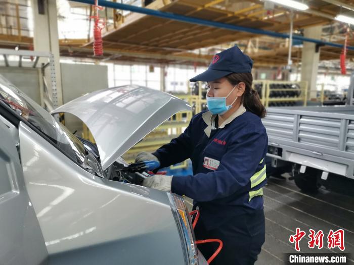 在滿足國外市場供應(yīng)的同時，成功汽車也緊盯國內(nèi)市場，拓渠道保銷量?！「唢w 攝