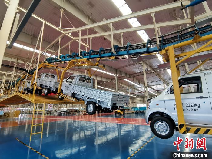 成功汽車是山西省重點轉(zhuǎn)型項目，擁有國內(nèi)先進的零部件、發(fā)動機整機自動裝配和發(fā)動機生產(chǎn)線、實驗線，還有國際一流的工業(yè)機器人?！「唢w 攝
