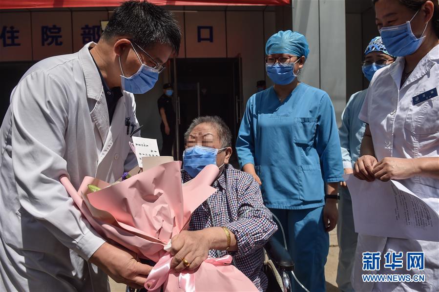 （新華全媒頭條·圖文互動(dòng)）（1）“始終把人民群眾生命安全和身體健康放在第一位”——中國抗疫彰顯“生命至上、人民至上”理念