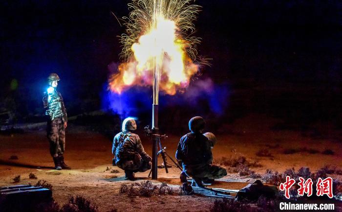演練中偵察兵在夜間利用迫擊炮摧毀敵輕型裝甲?！」鶘|東 攝