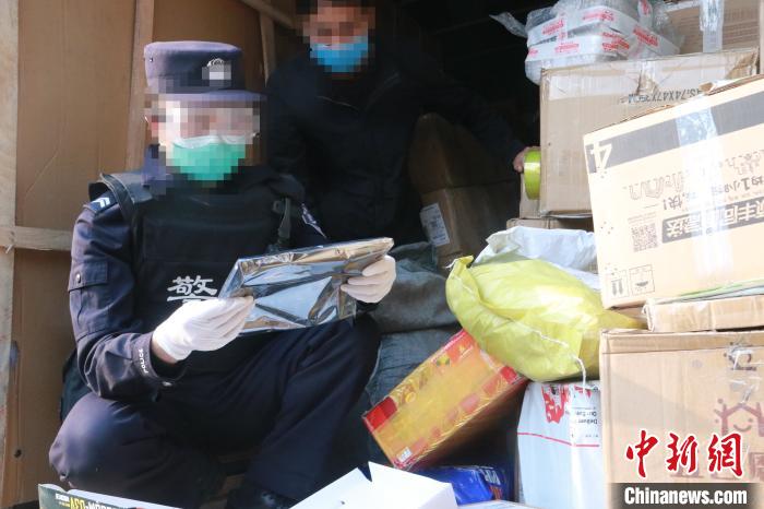 圖為勐康邊檢站民警在對快遞運輸車輛進行例行檢查?！钐?攝