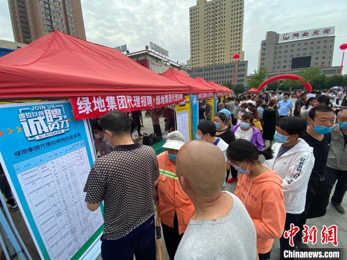 一些知名企業(yè)展臺前，投遞簡歷、咨詢就業(yè)的人絡(luò)繹不絕。　屈麗霞 攝